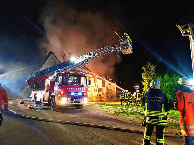 Bild 9: Bilder vom Brand eines ehemaligen landwirtschaftlichen Gebäudes in Schwackenreute