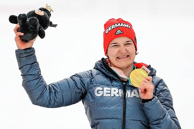 Anna-Lena Forster freut sich 2018 in Pyeongchang über Gold im Slalom.