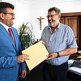 Ralph Gerster, Bürgermeister in Herdwangen, gab seine Bewerbung bei Amtsinhaber Thomas Kugler persönlich ab.