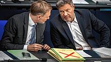 Robert Habeck (Bündnis 90/Die Grünen), Bundesminister für Wirtschaft und Klimaschutz, spricht mit Christian Lindner (FDP), ...