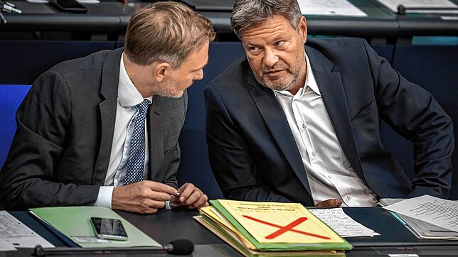 Robert Habeck (Bündnis 90/Die Grünen), Bundesminister für Wirtschaft und Klimaschutz, spricht mit Christian Lindner (FDP), ...