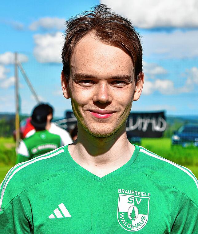 Yannik Schäfer (24) lebt im Weilheimer Ortsteil Brunnadern. Beim SV Waldhaus spielt er seit frühester Jugend. In der Spielgemeinschaft ...
