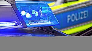 Blaulicht auf dem Dach eines Polizeiautos (Symbolbild). In Bad Säckingen ist ein Betrunkener auf dem Revier aufgetaucht, er fuhr mit ...