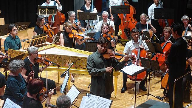Ebenso impulsiv wie virtuos musiziert Gregor Hänßler (Mitte) Vivaldis „Vier Jahreszeiten“. Foto: Jürgen Scharf