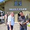 Aufmerksam schaut Cem Özdemir (rechts) vor dem Eisenbahnmusuem in die Broschüre über die Sauschwänzlebahn, links Zugleiter Günter Lang. ...