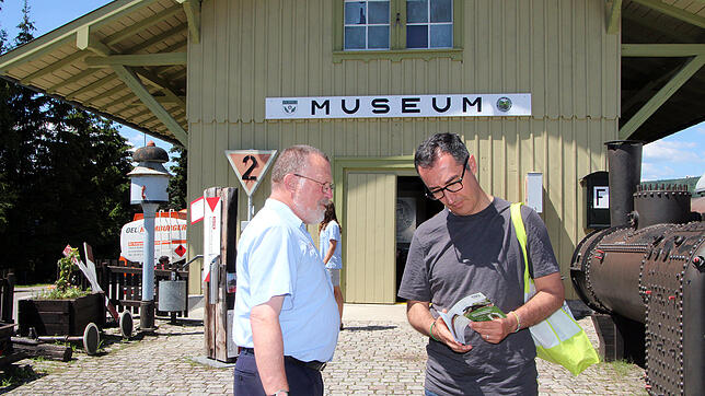 Aufmerksam schaut Cem Özdemir (rechts) vor dem Eisenbahnmusuem in die Broschüre über die Sauschwänzlebahn, links Zugleiter Günter Lang. ...