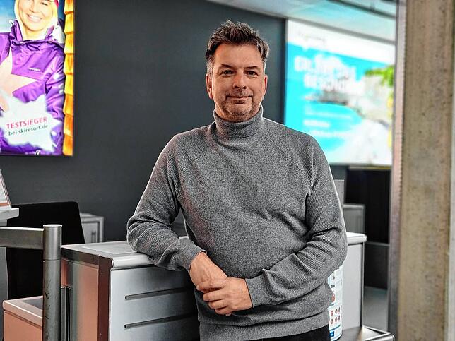 Bernd Behrend ist Pressesprecher beim Flughafen Friedrichshafen.
