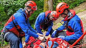 In einer Übung zeigen Mitglieder der Bergwacht einen Rettungseinsatz mit Gebirgstrage.
