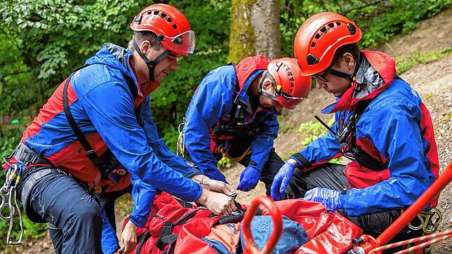 In einer Übung zeigen Mitglieder der Bergwacht einen Rettungseinsatz mit Gebirgstrage.
