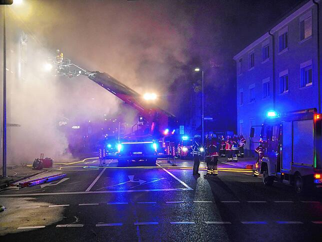 Rauchschwaden in der Singener Innenstadt: Die Feuerwehr kämpfte Stunden mit den Flammen in Keller.