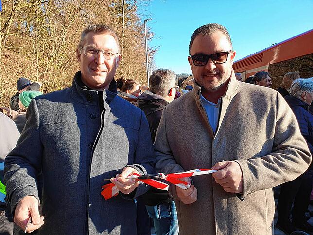 Stolz präsentieren die beiden Bürgermeister Joachim Burger (Stühlingen/links) und sein Blumberger Amtskollege Markus Keller nach der ...