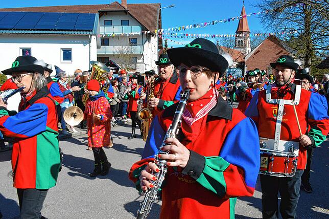 Der Musik- und Trachtenverein Neuhausen führt den farbenfrohen Umzug in Neuhausen an.