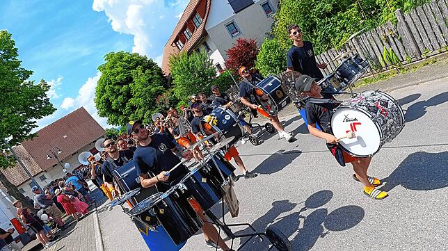 Bild 9: Großer Festumzug am Gmeindshus Oberlauchringen