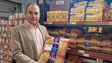 Geschäftsführer Christian Süß zeigt im Großmarkt Mega die für Normalverbraucher ungewöhnliches Packungsgrößen: fünf Kilogramm Penne auf ...