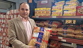Geschäftsführer Christian Süß zeigt im Großmarkt Mega die für Normalverbraucher ungewöhnliches Packungsgrößen: fünf Kilogramm Penne auf ...