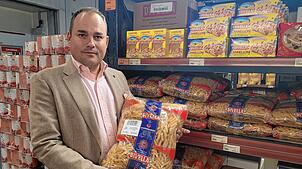Geschäftsführer Christian Süß zeigt im Großmarkt Mega die für Normalverbraucher ungewöhnliches Packungsgrößen: fünf Kilogramm Penne auf ...