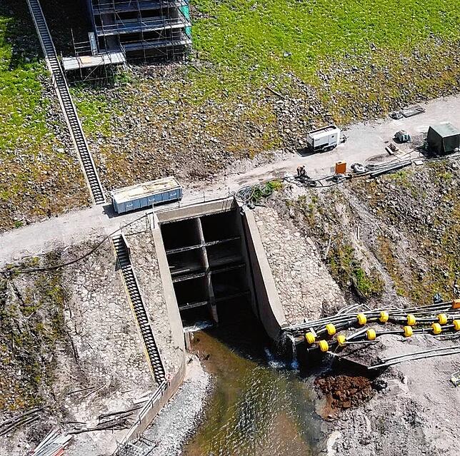 Hier verschwindet die Wehra im Durchflussbauwerk.