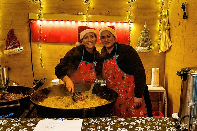 Adriane (links) und Mirunda Qunai verkaufen ihre Kraut-Schupfnudeln.