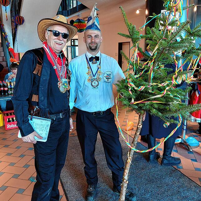Die Narrengesellschaft Zeppelin überreicht Torsten Lucht einen Narrenbaum.