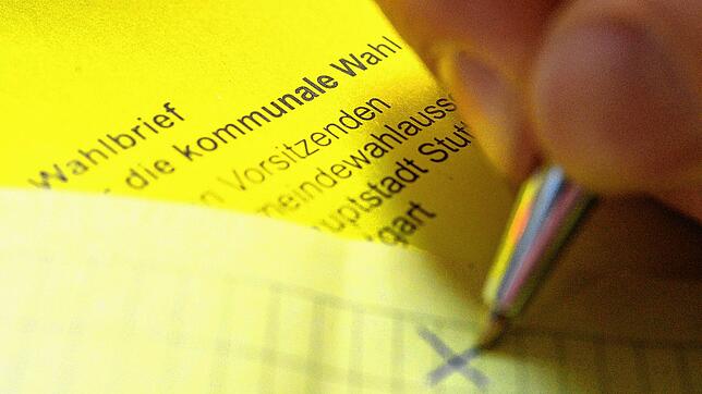 Ein Wähler kreuzt bei der Kommunalwahl 2019 einen Wahlzettel der Briefwahl an (Symbolbild). Am 9. Juni 2024 werden wieder Gemeinderäte ...