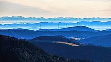 Blick vom Feldberg auf Windräder auf dem Rohrenkopf bei Gersbach. Weiter östlich rund um Herrischried sind die Bedingungen für Windkraft ...