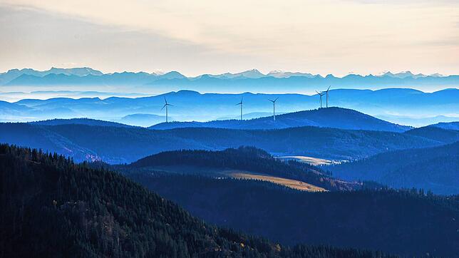 Blick vom Feldberg auf Windräder auf dem Rohrenkopf bei Gersbach. Weiter östlich rund um Herrischried sind die Bedingungen für Windkraft ...
