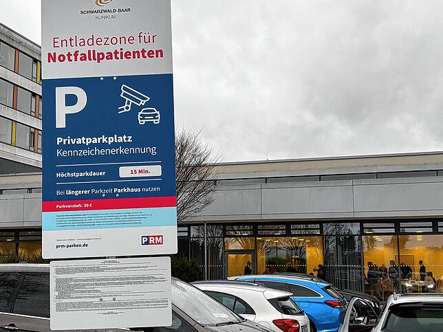 Auf dem Parkplatz der Notaufnahme am Schwarzwald-Baar-Klinikum darf seit dem Sommer nur noch 15 Minuten lang geparkt werden. Manchmal ...