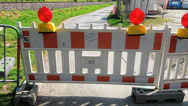 &bdquo;Wir bleiben nicht mehr zuhause&ldquo; hat jemand auf diese Absperrung geschrieben. Einen schlechten Scherz nennt das Andreas ...