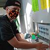 Kein Unterricht ohne Hygiene: Hier wäscht sich Nico im Klassenzimmer die Hände und setzt damit die Regeln um, die am Bildungszentrum in ...