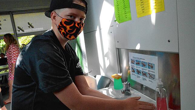 Kein Unterricht ohne Hygiene: Hier wäscht sich Nico im Klassenzimmer die Hände und setzt damit die Regeln um, die am Bildungszentrum in ...
