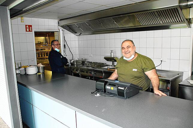 Serviceleiter Hasan Aksay (links), Küchenchef Hazim Uzkanbas bedienen derzeit Gäste mit Speisen und Getränken zum Mitnehmen. Mehr ist ...