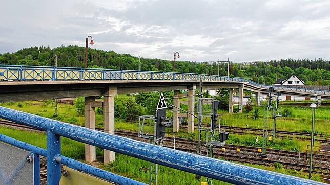 Das markante Geländer der über die Gleisanlagen des Immendinger Bahnhofs führenden Fußgänger- und Radwegbrücke muss erneuert werden. Das ...