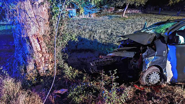 Bei einem Unfall auf der Bundesstraße 314 prallte zwischen Beuren am Ried und Binningen ein Auto auf einen Baum.
