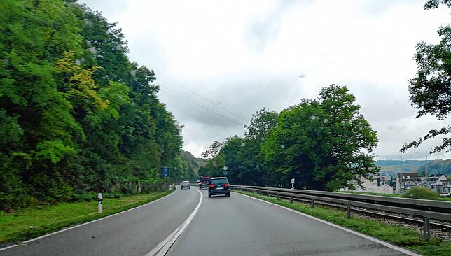 Eine typische Szene auf der B 314: Überholen wäre an dieser Stelle eigentlich nicht erlaubt. Gemacht wird es trotzdem.