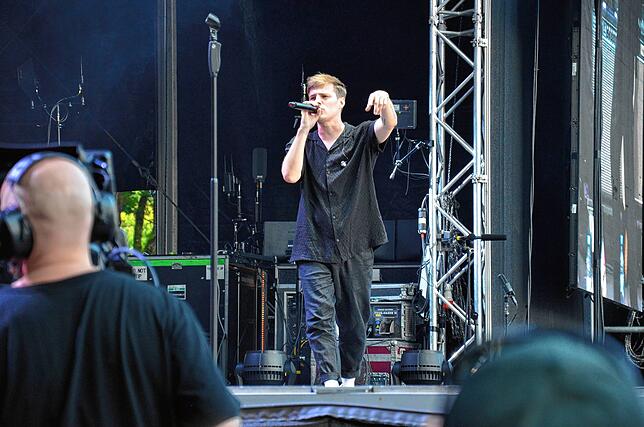 Sänger Tom Gregory stimmt nach Mishaal Tamer auf OneRepublic ein.
