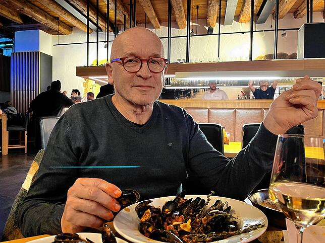 Adi Kreft aus Meersburg fühlt sich seiner früheren Heimat Überlingen noch sehr verbunden und verfolgt den Livestream der ...