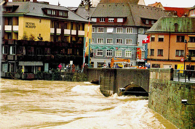 Bild 18: Als vor 20 Jahren der Rhein durch das Hotel Schiff floss: Spektakuläre Fotos vom Hochwasser in Rheinfelden