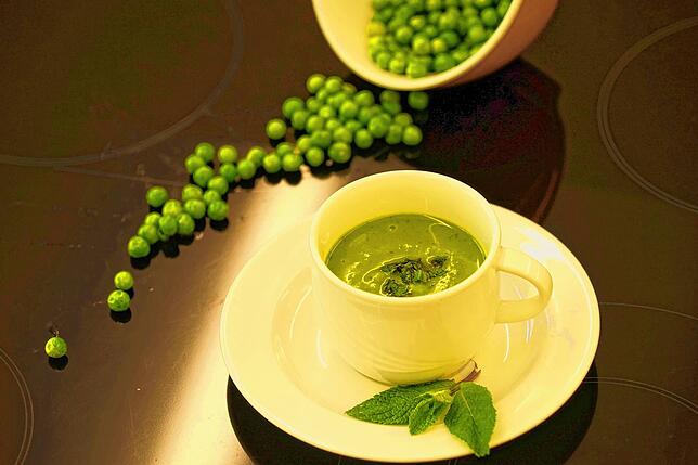 Mit Minze: Die Erbsensuppe bekommt durch das grüne Kraut einen echten Frische-Kick.