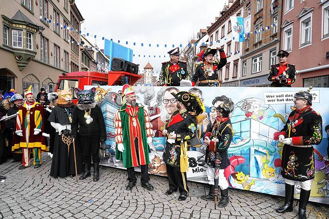 Bild 12: Schlussappell der Katzenmusik am Latschariplatz