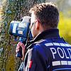 Ein Polizist kontrolliert die Geschwindigkeit von Fahrzeugen. Mehrere Bundesländer beteiligen sich am Blitzermarathon