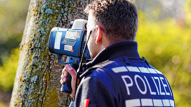 Ein Polizist kontrolliert die Geschwindigkeit von Fahrzeugen. Mehrere Bundesländer beteiligen sich am Blitzermarathon
