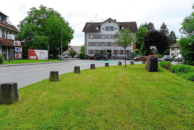 Mittelpunkt der Gemeinde Deggehausertal ist der Ortsteil Wittenhofen mit dem imposanten Gebäudes des „Adler“ beim Kreisverkehr.