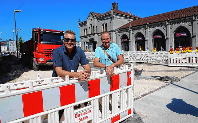 Uwe Kopf (links) und Michele Lagrutta (rechts) vom Tiefbauamt der Stadt Konstanz sind zufrieden mit dem Verlauf der Großbaustelle am ...