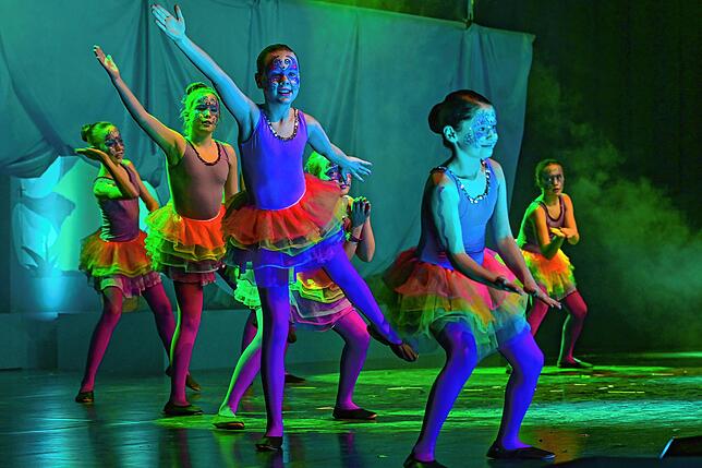 Das Kinderballett der Narrozunft zeigt einen farbenfrohen Tanz.