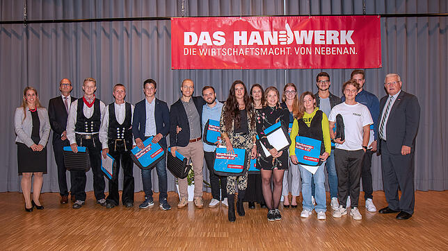 16 von insgesamt 125 Jung-Gesellen aus dem Bereich der Kreishandwerkschaft Sigmaringen erhielten im Rahmen der ...