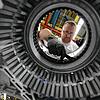 Ein ZF-Mitarbeiter montiert im Werk Friedrichshafen ein Bus-Getriebe. Die Arbeit geht langsam aus.