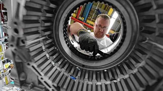 Ein ZF-Mitarbeiter montiert im Werk Friedrichshafen ein Bus-Getriebe. Die Arbeit geht langsam aus.
