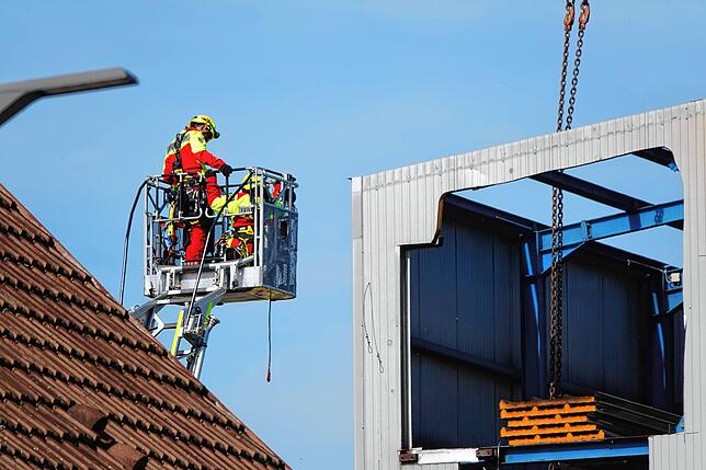 Die Feuerwehr und das THW waren mit schwerem Bergegerät vor Ort im Einsatz.