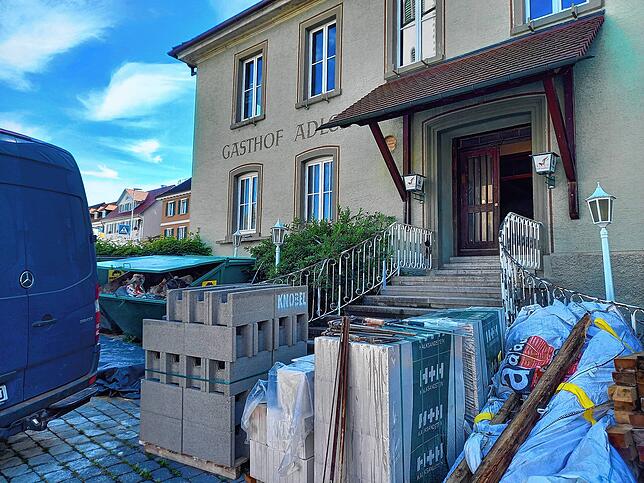 Hier wird gebaut und geschafft: Der „Adler“ am Marktplatz wird zurzeit kernsaniert. Seit Beginn der Bauarbeiten hat es einige unliebsame ...
