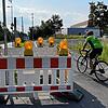 Ein Schacht ist Ende August am Wollmatinger Bahnhof großflächig umzäunt. Radler, vor allem stadtauswärts, müssen an der Stelle ...